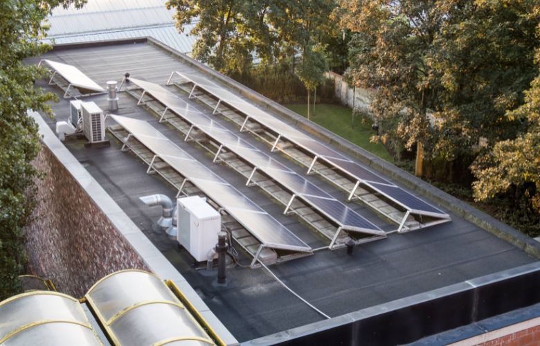 airco en zonnepanelen op dak 