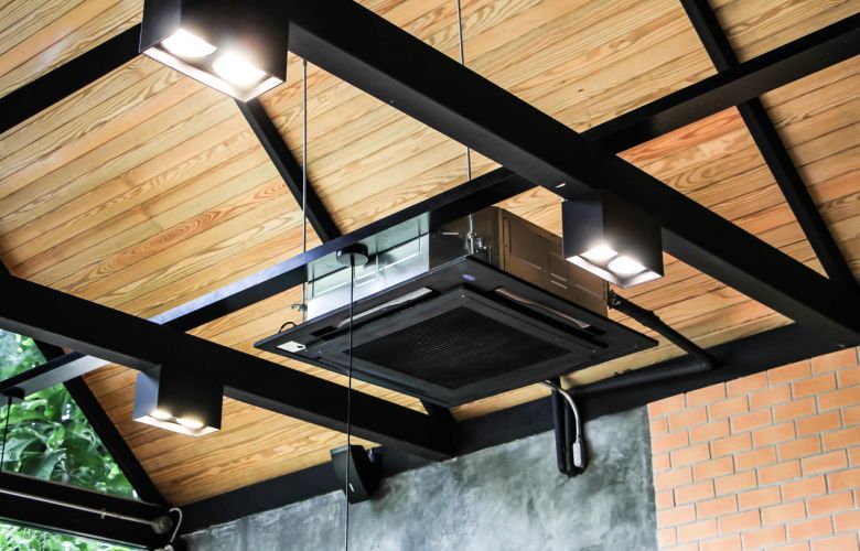 zwarte design airco plafond in industrieel interieur