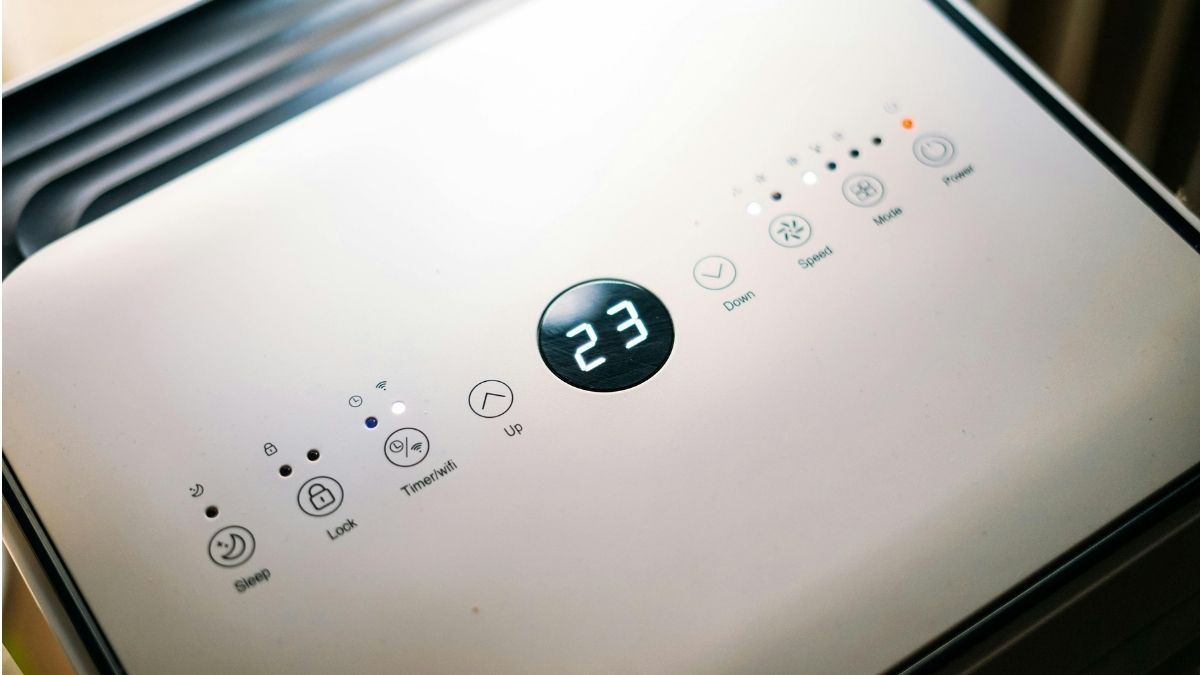 Een bedieningspaneel van een aircosysteem met slimme functies.