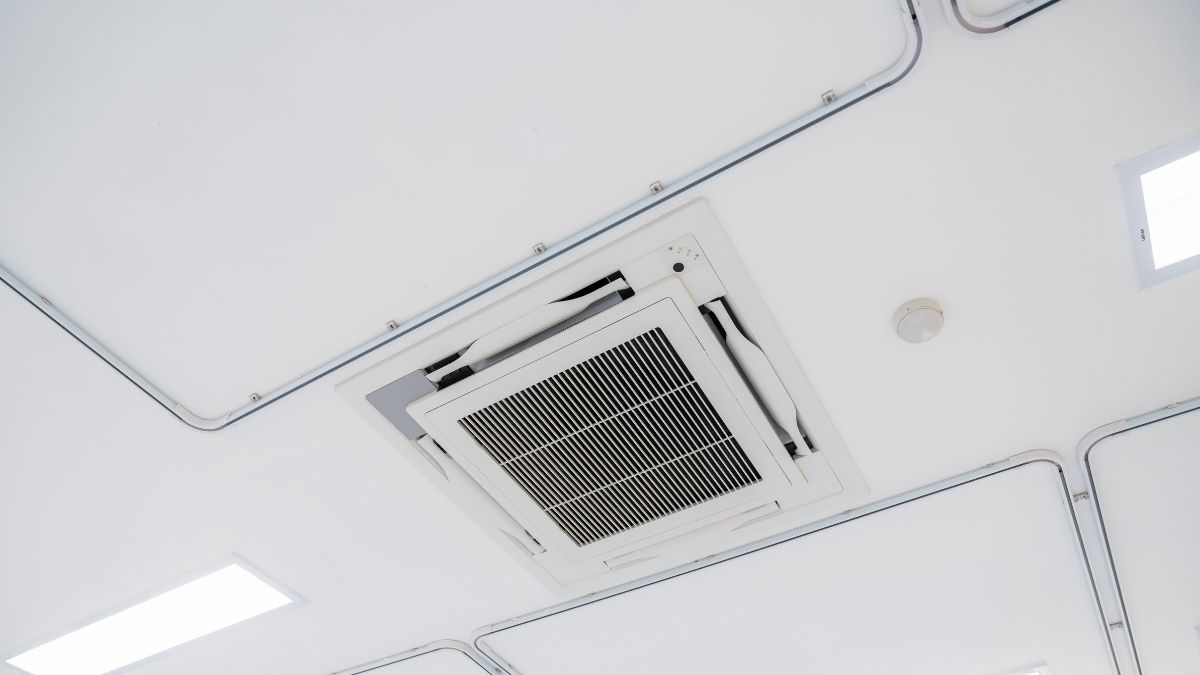 Een ventilatierooster van een aircotoestel dat werd ingebouwd in het plafond.